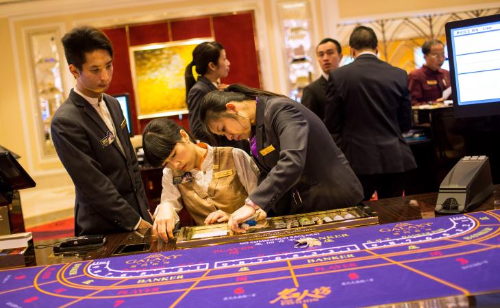2-casino-worker | Macau Business