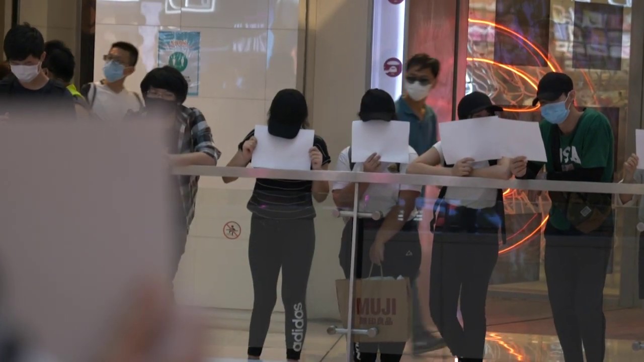 MBtv: Hong Kongers hold blank sheets of paper to protest security law